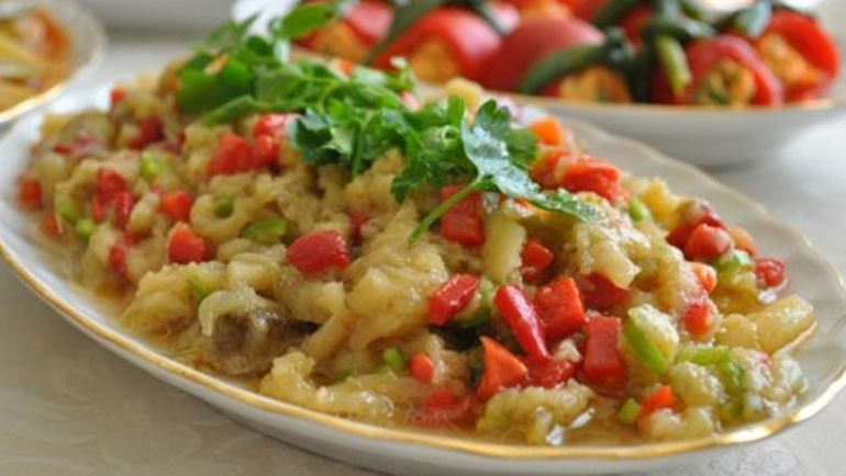 Közlenmiş Patlıcan Salatası